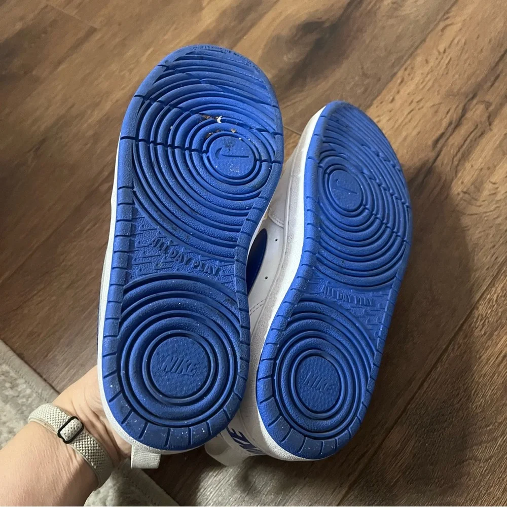 Nike Kids court borough White and Blue Sneakers, size 4Y - Picture 8 of 8